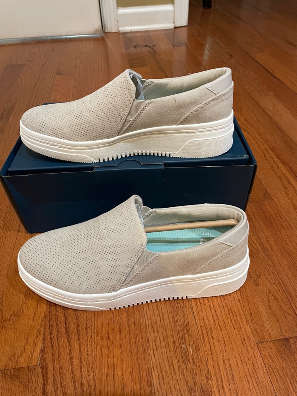 Dr. Scholl's Slip-On Platform slipper in Beige ( oyster ) size 10 new in the box